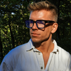 Kép 2/11 - DYESWAP 548 BLACK KOCKA FLAT TOP unisex szemüveg fekete szárral és kerettel oldalrol ferfi modellen