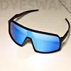 Kép 2/12 - DYESWAP601 Gradient Kék Signature sport napszemüveg fekete kerettel és kék gradient polarizált Category 3 UV400 védő lencsével, a 2024-es kollekció részeként 2