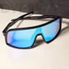 Kép 8/12 - DYESWAP601 Gradient Kék Signature sport napszemüveg fekete kerettel és kék gradient polarizált Category 3 UV400 védő lencsével, a 2024-es kollekció részeként5