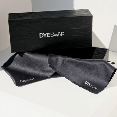 DYESWAP Ajándékcsomagolás 2025 – elegáns kis fiókos papírtok ezüst logóval