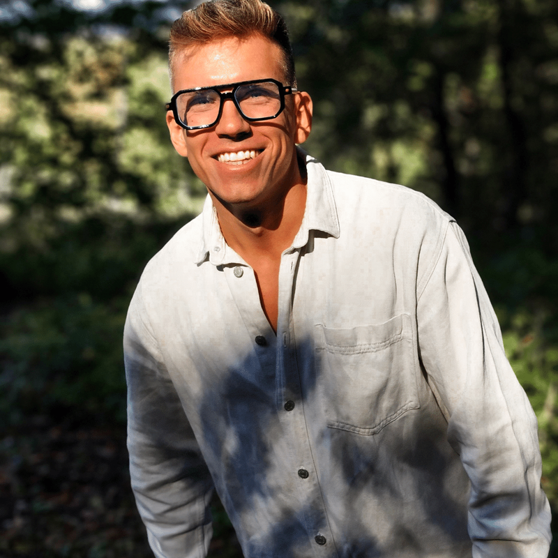 kékfeny szuro szemuveg ferfi modellen dyeswap 425 kozeli foto