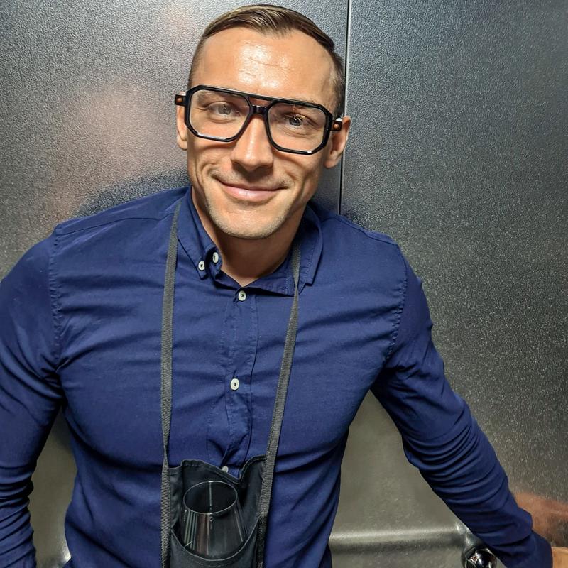 kékfeny szuro szemuveg ferfi modellen masik arcon dyeswap 425