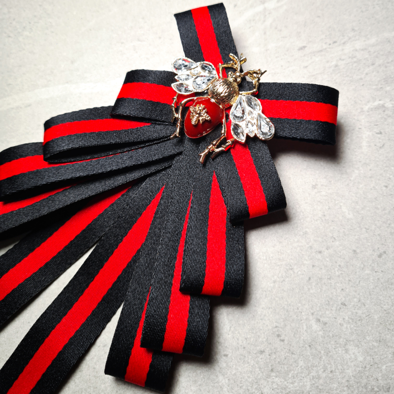 Designer méhecske bross fekete és piros szaténnal kis méret