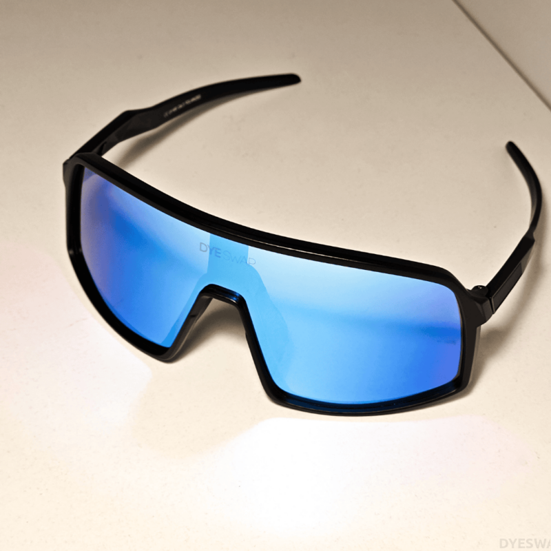 DYESWAP601 Gradient Kék Signature sport napszemüveg fekete kerettel és kék gradient polarizált Category 3 UV400 védő lencsével, a 2024-es kollekció részeként 2