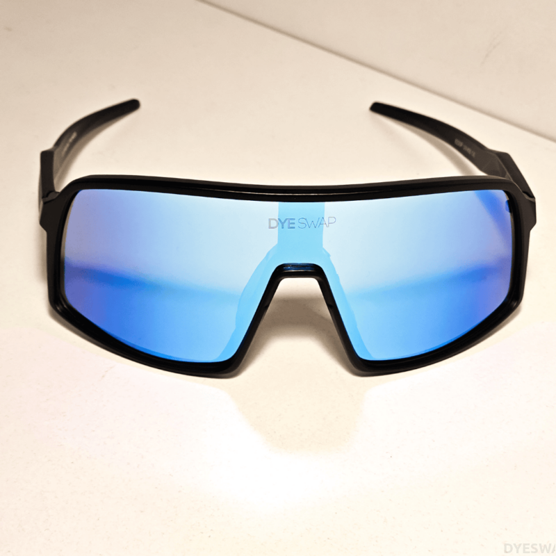 DYESWAP601 Gradient Kék Signature sport napszemüveg fekete kerettel és kék gradient polarizált Category 3 UV400 védő lencsével, a 2024-es kollekció részeként3
