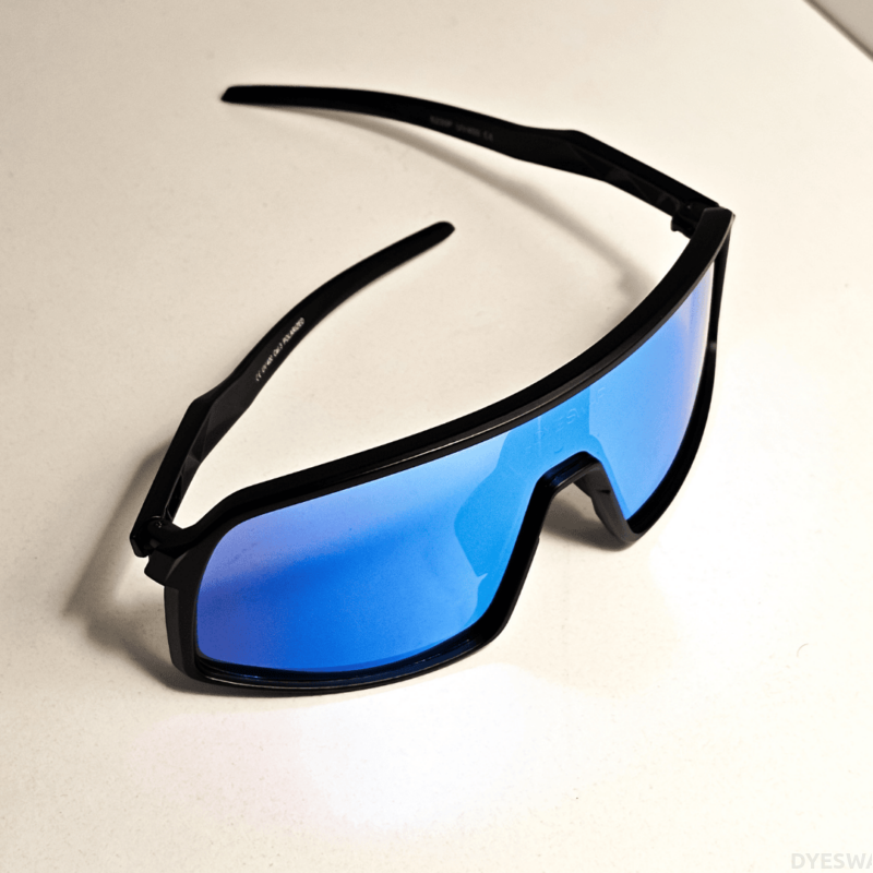 DYESWAP601 Gradient Kék Signature sport napszemüveg fekete kerettel és kék gradient polarizált Category 3 UV400 védő lencsével, a 2024-es kollekció részeként4