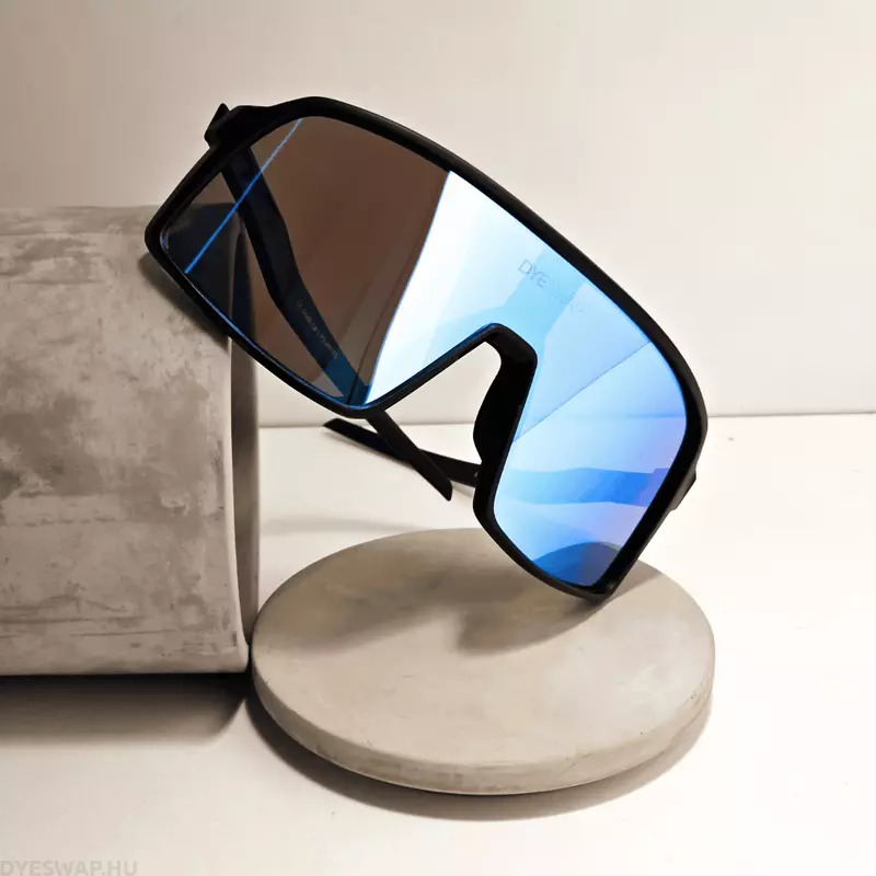 DYESWAP601 Gradient Kék Signature sport napszemüveg fekete kerettel és kék gradient polarizált Category 3 UV400 védő lencsével, a 2024-es kollekció részeként7