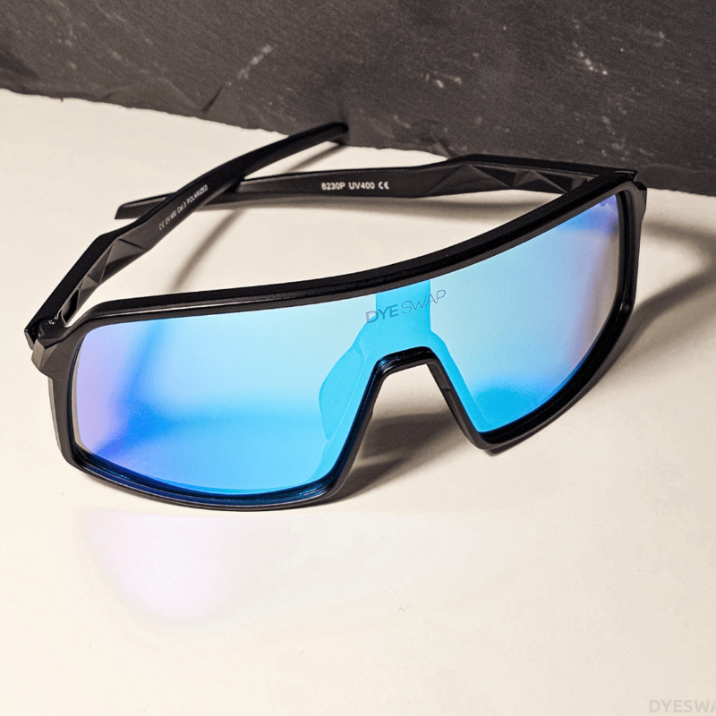 DYESWAP601 Gradient Kék Signature sport napszemüveg fekete kerettel és kék gradient polarizált Category 3 UV400 védő lencsével, a 2024-es kollekció részeként5
