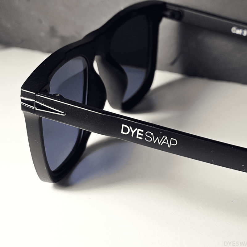 DYESWAP 633 Fekete unisex napszemüveg, modern clubmaster stílusban, tort mintás kerettel, UV400 védelemmel ellátott fekete lencsékkel és divatos ezüst kiegészítőkkel.