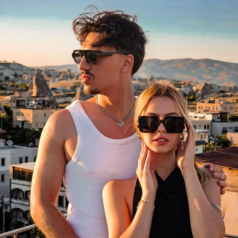 DYESWAP 636 fekete unisex napszemüveg, klasszikus stílus modernizált verziójával, fekete szárral és fekete lencsével